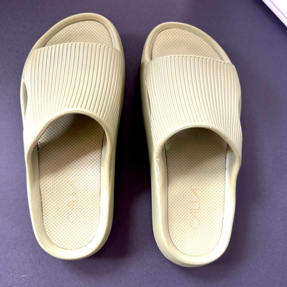 CALIA(CarrieUndrwd) Ladie’s slides size 7 Sage Green $18 Excellent Condition!! - Picture 4 of 9